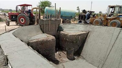 شاهد.. أعمال تبطين ترعة كوم الراهب بمركز سمالوط بالمنيا