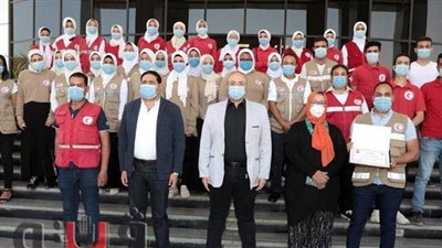 محافظ بني سويف يكرم 