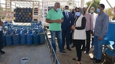 نائب محافظ الوادي الجديد تتابع سير العمل بمحطة تعبئة البوتاجاز بالخارجة