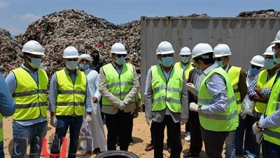 محافظ الإسماعيلية يتفقد مصنع تدوير القمامة بمنطقة أبوبلح | صور