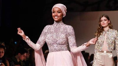 بعد اعتزالها بسبب الحجاب.. عارضة الأزياء العالمية «حليمة عدن» تعود من جديد | صور