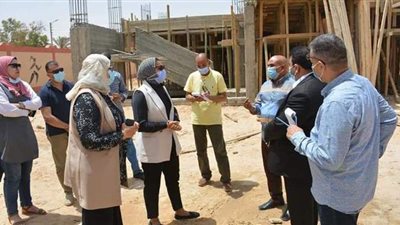 نائب محافظ الوادي الجديد تتفقد أعمال تطوير قرية الشركة ٨ بالخارجة