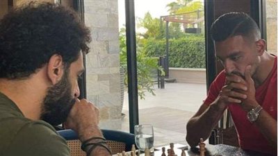 محمد صلاح يداعب كوكا ويهزمه في لقاء شطرنج | فيديو