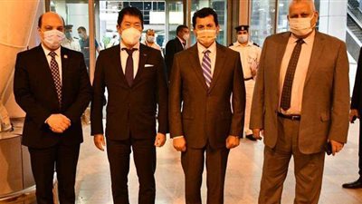 وزير الرياضة يستقبل رئيس الاتحاد الدولي للجمباز بمطار القاهرة