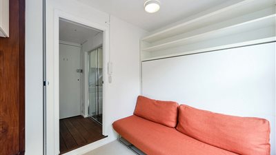 بالصور.. زوجان يحولان خزانة أدوات نظافة إلى منزل متكامل