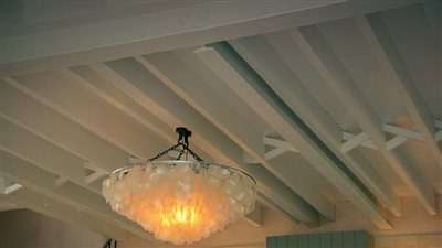 بالصور.. ثنائي يحولان مخزن ألبان إلى منزل فخم