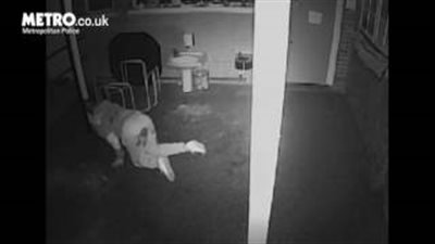 بالفيديو.. لص غبي يكسر كاحله أثناء عملية سطو