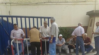 بالصور.. وقفة لأصحاب المعاشات أمام وزارة الإنتاج الحربي