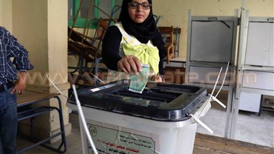 المرشحون بمنشأة القناطر يستعينون بسيارات ميكروباص لنقل الناخبين