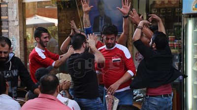 بالفيديو والصور.. فرحة السوريين بهدف التعادل مع أستراليا في مقاهي «الحصري»