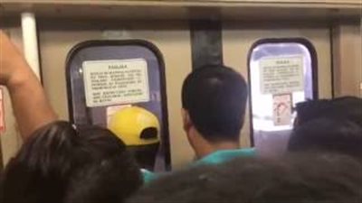 بالفيديو.. باب مترو يثير رعب الركاب