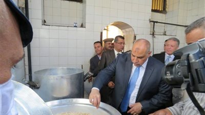 بالصور.. مساعد الوزير للسجون يوصي برعاية أطفال السجينات