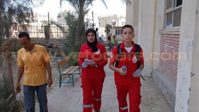 بالصور.. الهلال الأحمر يوزع المياه على الناخبين بلجان المنيا