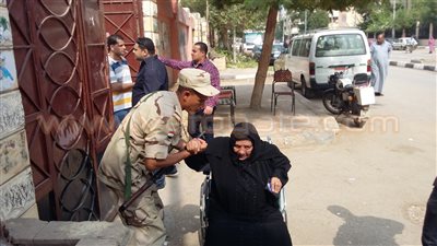 بالصور.. كراسي متحركة لكبار السن وذوي الاحتياجات بمقار اللجان بالفيوم