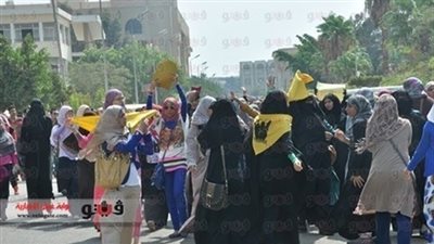 طالبات الإخوان يهتفن ضد الأمن الإداري: 
