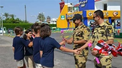 بالصور.. طلاب سيناء يوزعون الورود على الضباط في ذكرى نصر أكتوبر