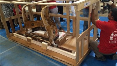 بالصور.. تفاصيل نقل ثاني عجلة حربية لتوت عنخ آمون إلى المتحف الكبير