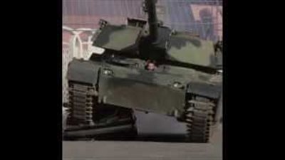 بالفيديو.. دبابة حربية تدمر سيارة 