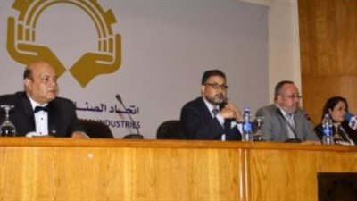 الحرف اليدوية تكرم ممثلي البنك الأهلي ومصر وفنون تطبيقية بجامعة القاهرة