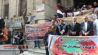 بالفيديو والصور .. وقفة احتجاجية للبيطريين أمام دار الحكمة