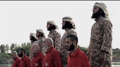 بالصور.. «داعش» يذبح 14 عراقيا بتهمة التجسس