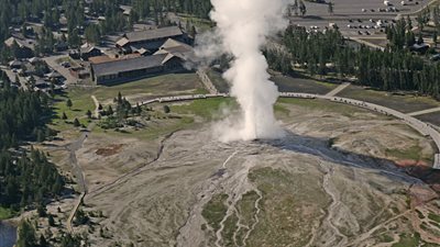 بالصور.. خبراء يحذرون من بركان يهدد حياة 90 ألف مواطن بأمريكا