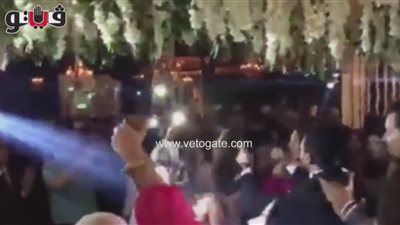 بالفيديو.. وصلة رقص لتامر عاشور وزوجته في حفل زفافهما