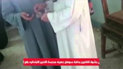 بالفيديو.. مرشح يمنح ناخبا رشوة لشراء صوته بـ«جهينة»