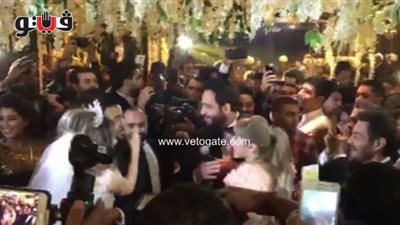بالفيديو.. رامي جمال يشعل حفل زفاف تامر عاشور بـ«اوعديني»