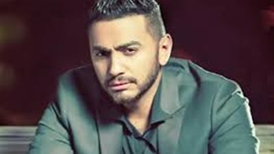 الخميس.. تامر حسني ضيف «مكملين وانتو مروحين» على «90.90»