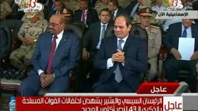 بالفيديو.. السيسي يمنح البشير وسام نجمة سيناء