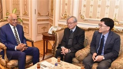 علي عبد العال يتسلم نسخة من الدستور المصري المترجم إلى اللغة الكورية