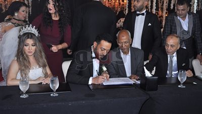 بالفيديو والصور.. تامر عاشور يدخل القفص الذهبي.. يرقص مع عروسه.. وتغني له: «بطلي تحلوي أكتر».. زملاء النجم يزفونه بأقوى أغانيهم.. ونجوم مسرح مصر يلتقطون سيلفي.. ودياب ينفعل على الحضور