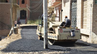 بالصور.. رصف شارع مصنع المكرونة في قنا