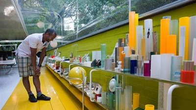 بالصور.. مكتبة زجاجية وسط غابة بإسبانيا