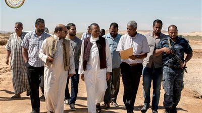 بالصور.. رئيس الحكومة الليبية يتفقد واحة الجغبوب والحدود مع مصر