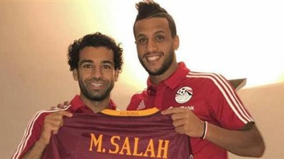 محمد صلاح يهدي لاعب الزمالك تيشيرت روما