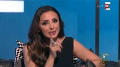 «أديب» يغازل «أنغام».. والمطربة: «لو لميس مش صاحبتي كان الكلام اتغير»