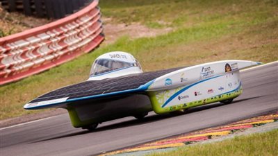 بالصور.. أكبر سباق لسيارات تعمل بالطاقة الشمسية