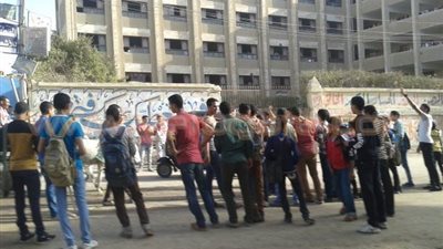 بالصور.. سلسلة بشرية لطلاب الإرهابية بأطسا