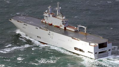 وصول حاملة الطائرات «ميسترال أنور السادات» إلى المياه الإقليمية