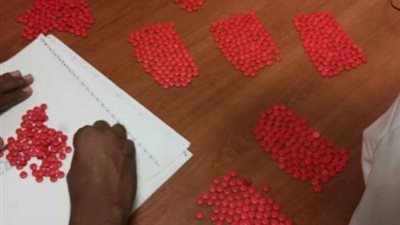 بالصور.. ضبط راكب حاول تهريب ألف قرص «ترامادول» بمطار القاهرة