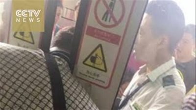 بالفيديو.. باب مترو يغلق أبوابه على رأس رجل