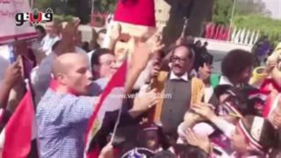 بالفيديو.. مواطنون يهتفون للجيش والسيسي بالمنصة