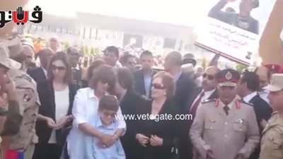 بالفيديو.. جيهان السادات تقرأ الفاتحة أمام قبر الزعيم الراحل بذكرى أكتوبر