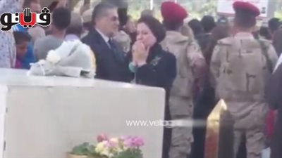 بالفيديو.. سيدة تبكي أمام قبر «السادات» في ذكرى انتصارات أكتوبر