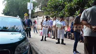 قوات تأمين لجنة مدرسة الجيزة تتدخل لفض مشاجرة بين سائقي «الميكروباصات»