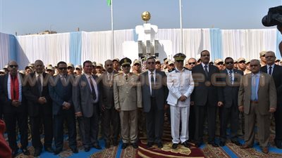 بالصور.. محافظ الفيوم يضع الزهور على قبر الجندى المجهول بذكرى أكتوبر