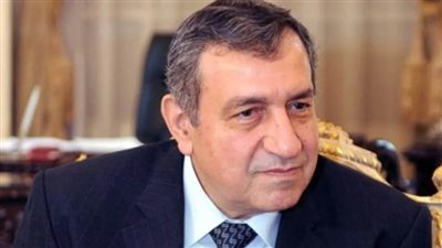 عصام شرف يصل سفارة عمان لتقديم واجب العزاء في السلطان قابوس