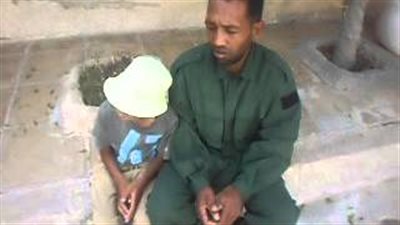 بالفيديو.. أب يعرض ابنه المصاب بالتوحد للبيع بـ 80 ألف جنيه